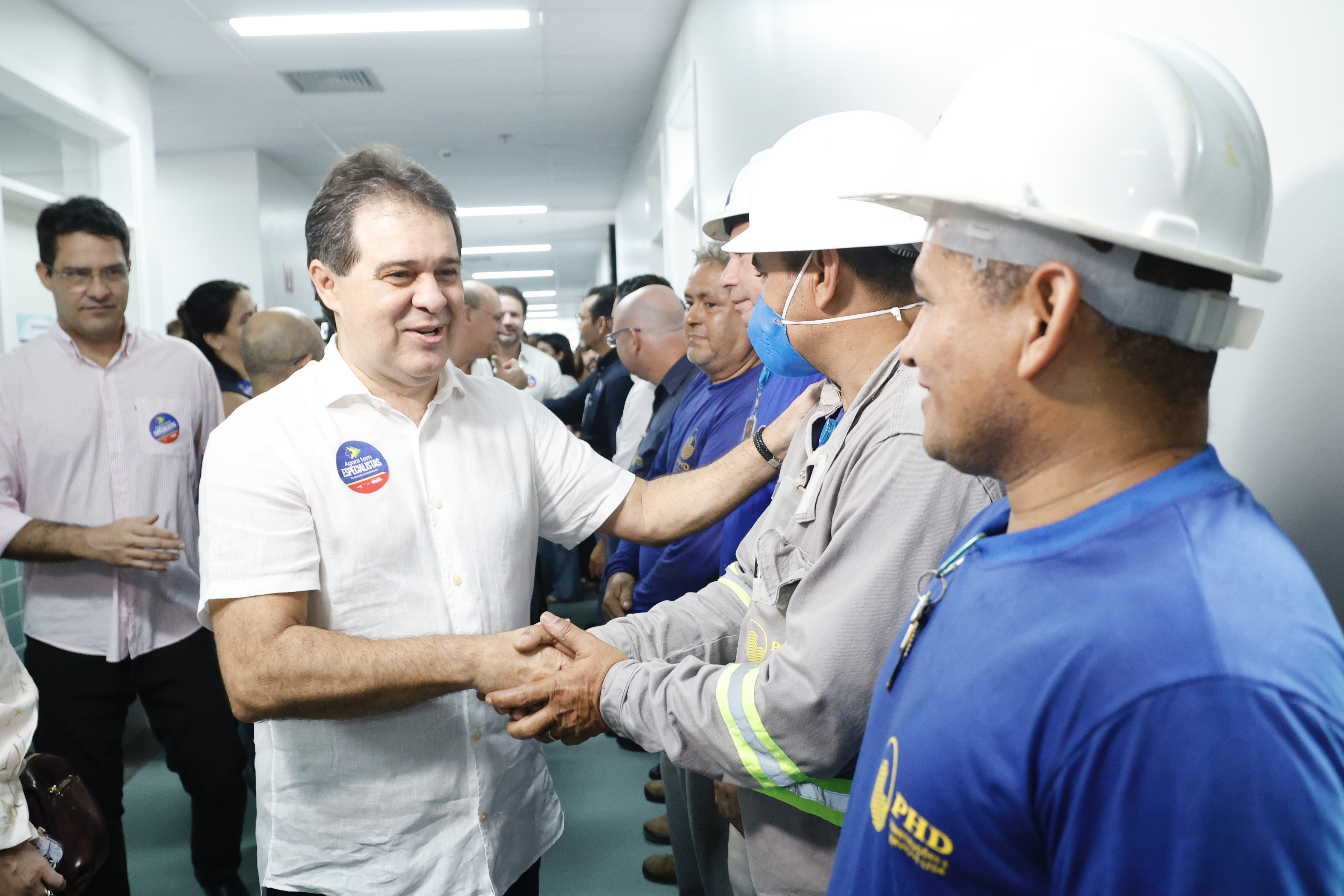 prefeito cumprimenta operários no corredor do IJF